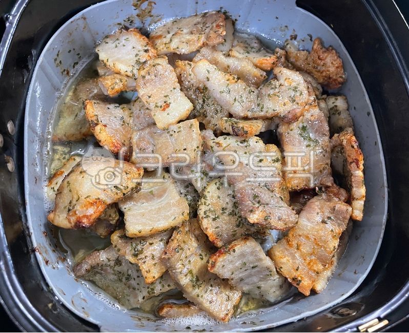 Air fryer recipes,silicone container,pork,pig,rice thief,pork belly,Korean food,ingredients,cooking,roast,koreanfood,Korean cuisine,cook,Korean,food,meal,Air fryer grilling,dish,meat,mukbang