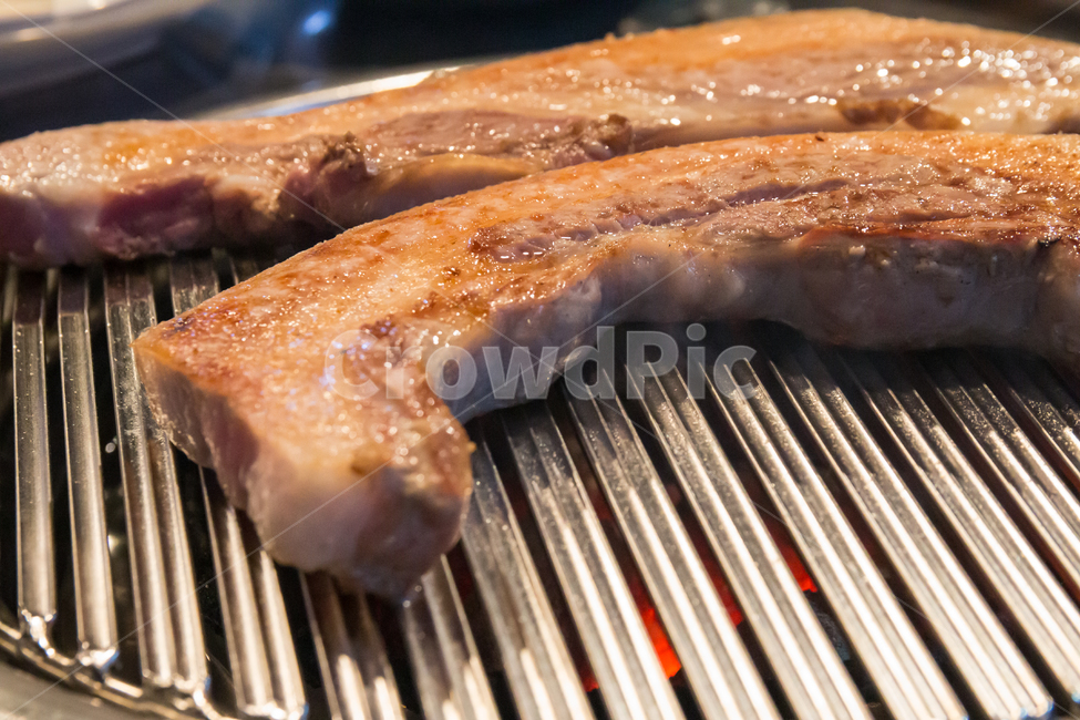삼겹살,불판,돼지고기,오겹살,삼겹살구이,덩어리,조각,맛있는,음식,한국요리,요리,고기,육류,기름진,지방,살코기,외식,회식,음식점,음식,식재료,요리,food,cook,meal,dishes,food reserves,육류,고기,meat