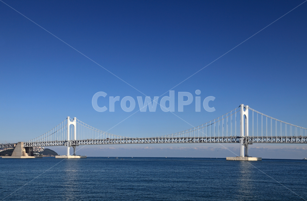 광안대교,다리,대교,교량,바다,수평선,부산,한국,풍경,하늘,배경,백그라운드,건축,건축물,현대,현대건축,교통,현수교