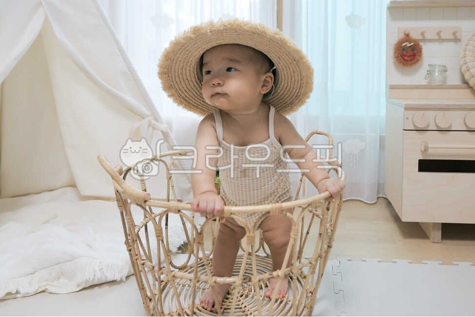 바구니,라탄,라탄바구니,표정,텐트,아기텐트,러그,유아텐트,놀이방,아기모델,헤어밴드,아기,신생아,사람,갓난아기,귀여운,작은,소중한,앙증맞은,인간,어린,한살,1세,만0세,아가,영유아,얼굴,엄마품,안긴,베이비,천사같은,사랑스러운,가족,아들,라이프스타일,생활,육아,보육,순수한,순진한,천진난만한,건강한,인테리어,모자,밀짚모자