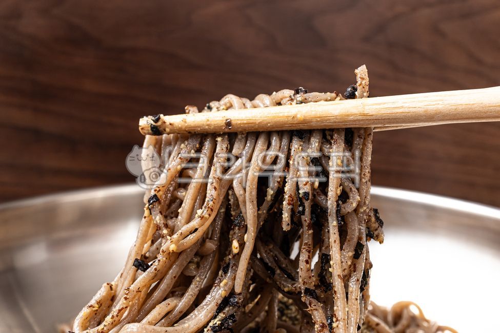 들기름막국수,막국수,들기름,메밀국수,메밀,김,깨,국수,한국음식,한국문화,음식,식사,식품,식료품,재료,식재료,음식재료,클로즈업,고소한