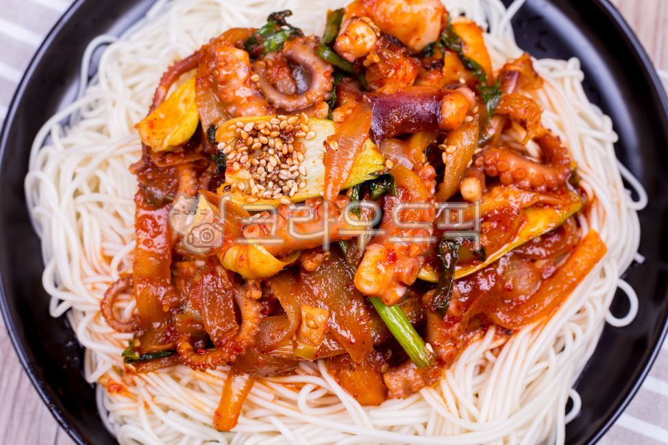 낙지,주꾸미,쭈구미,한국요리,한국음식,쭈꾸미볶음,매운요리,낙지볶음,해물,수산물,해산물,볶음요리,요리,고춧가루,고추가루,뚝배기,그릇,식사,채소,소면,국수사리