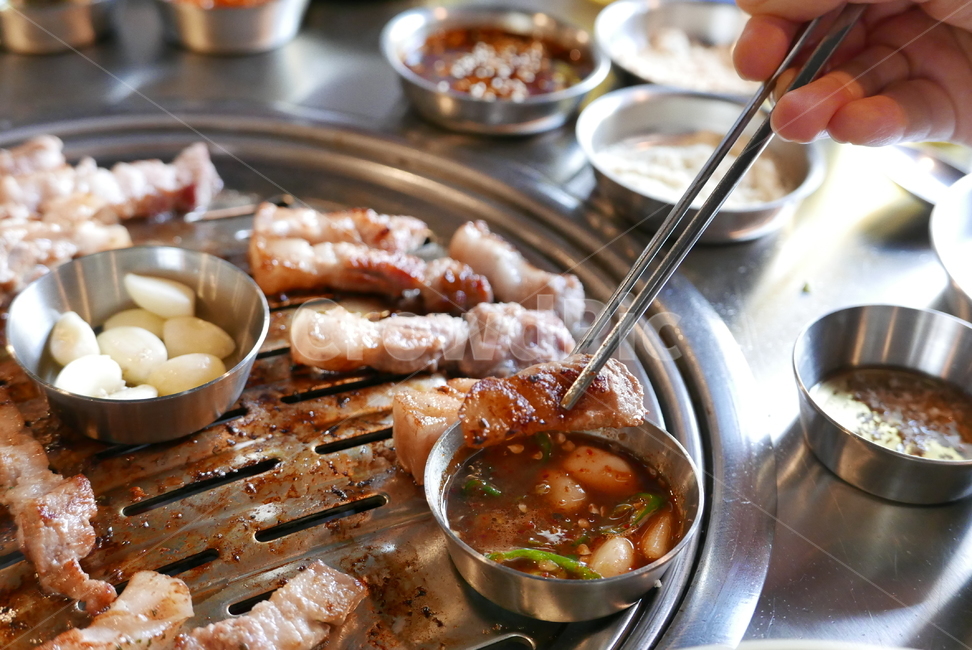 돼지고기,food,식품,삼겹살,육류,숯불구이,고기,양념,구이,젓가락,음식,식재료,요리,food,cook,meal,dishes,food reserves,육류,고기,meat,한식,한국음식,한국요리,korean food,korean dishes,korean meal,korean cook