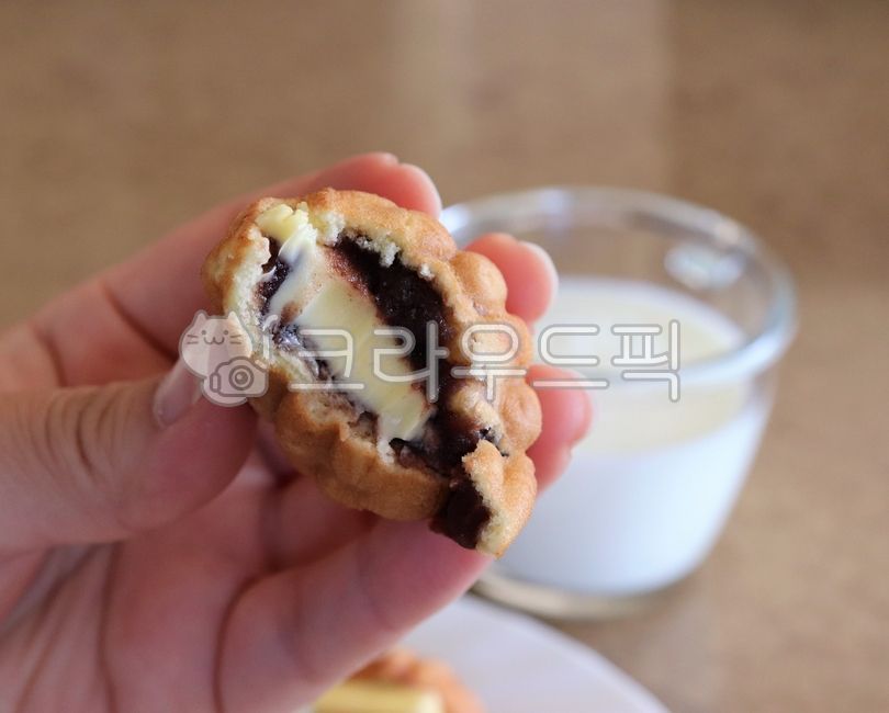 walnut cookies,snacks,snack,dessert,snacks,bread,amber butter,red bean cookies,sweets,food,person,hand,finger,bodypart,body part,finger,hand,food,cookies