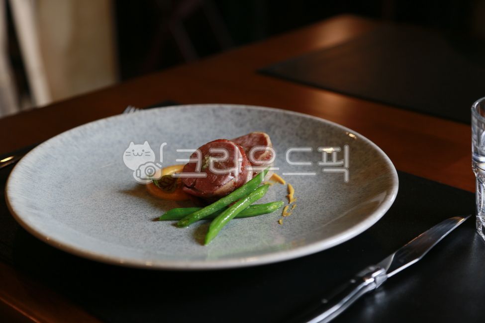 오리고기,오리안심,오리가슴살,스테이크,오리스테이크,베이컨,프렌치레스토랑,레스토랑,프렌치,restaurant,french,음식,food,cuisine,요리,kitchen,주방,플레이트,plate,plating,플레이팅,dish,접시,식사,포크,dinner,디너,다이닝,파인다이닝