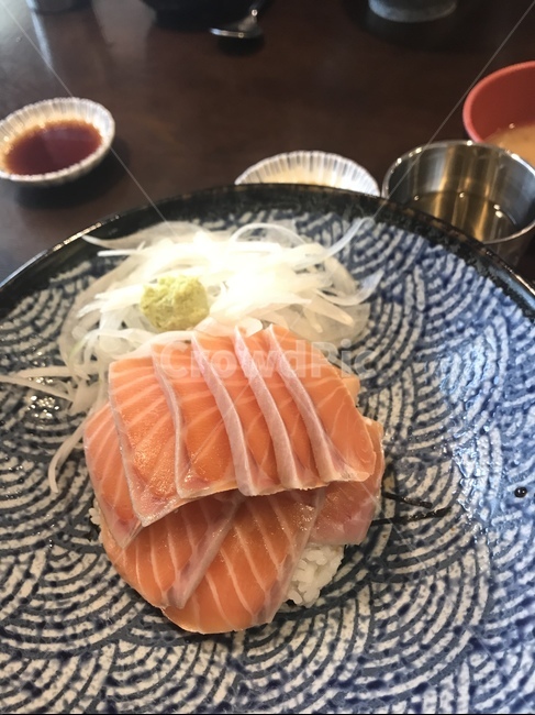 연어덮밥,연어,덮밥,사케동,일식,일본음식,일본,음식,날것,식사,일식당,그릇,식당,간장,종지,간장종지,양파,생양파,고추냉이,와사비,물컵,물,컵,식탁,sakedon,salmon,raw,japanfood,japan,food,dine,restaurant,dish,soysauce,onion,horseradish,wasabi,cup,water,table