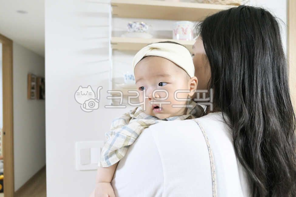 아기,신생아,사람,갓난아기,귀여운,작은,소중한,앙증맞은,인간,어린,한살,1세,만0세,아가,영유아,얼굴,엄마품,안긴,베이비,천사같은,사랑스러운,가족,아들,라이프스타일,생활,육아,보육,아시안,한국인,동양인,한국,엄마,어머니,부모,여성,긴머리,여자,뒷모습,어깨,어깨너머