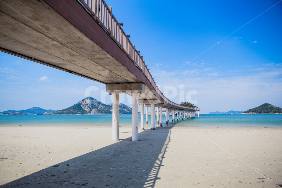 해수욕,건물,시설물,건축,건설,철기둥,기둥,구름,바닷가,해수욕장,그늘,모래사장,모래,비치,푸른바다,푸른하늘,군산,고군산군도,선유도,지붕,물결,잔물결,잔잔한,배경,풍경,해수,바닷물,관광지,휴양지,리조트,서해안,shoreline,해안선,sea,바다,ocean,대양,nature,자연,outdoors,옥외,coast,연안,sand,beach,그늘막,그늘지붕,섬,백사장,해변,해변가,해안가,해안,교각,pier,waterfront,water,물,교량,다리,대교,해변,바다,beach,sea