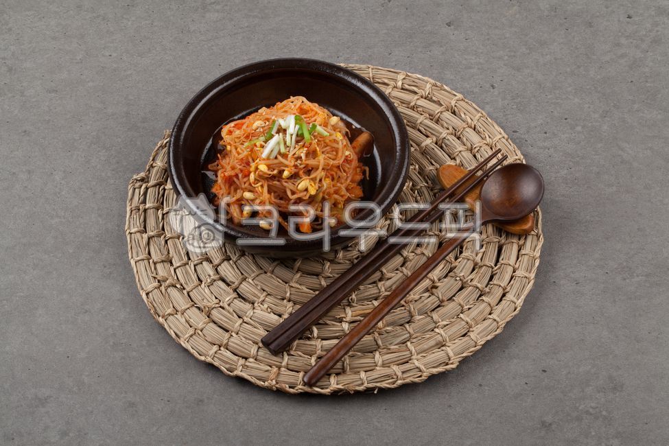 콩나물,나물,콩나물무침,무침,채소,야채,채식,날것,양념,음식,식사,식품,식료품,재료,식재료,음식재료,클로즈업,고소한,한국음식,한국문화,요리