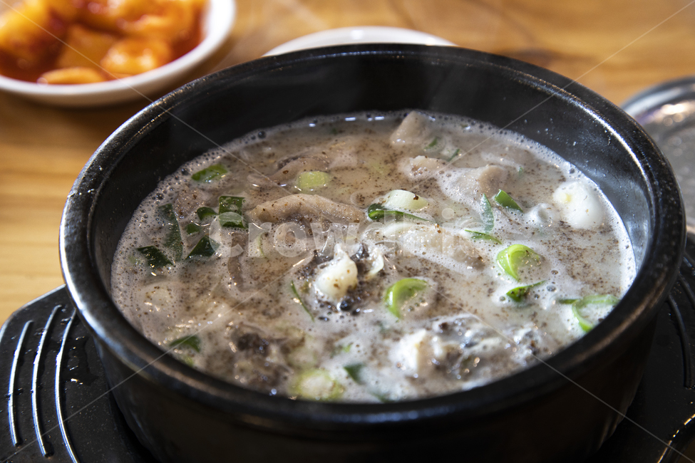 음식,순대국,뚝배기,받침,국물,건더기,파,돼지고기,깍두기,반찬,식사,식당,양념,들깨가루,뜨거운,맛있는,한국전통음식,전통음식,질그릇,순대,생활,음식,식재료,요리,food,cook,meal,dishes,food reserves