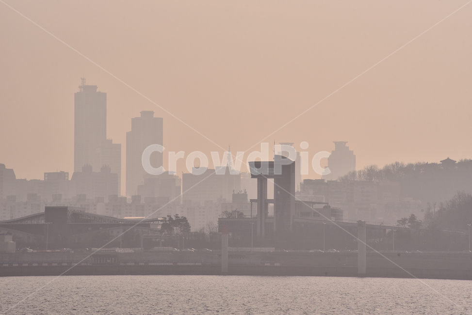 미세먼지,황사,공기,오염,초미세먼지,분진,대기,기상,하늘,뿌연,탁한,배경,바탕,백그라운드,매연,대기오염,finedust,pollution,건축물,실루엣,도시풍경,강물,강변풍경