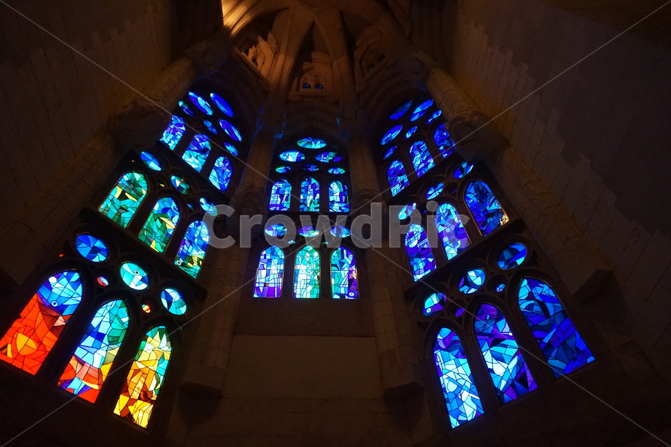 스테인드글라스,성당스테인드글라스,성당내부,stainedglass,성당인테리어,사그라다파밀리아,성가족성당,가우디성당,스페인성당,바르셀로나성당,카탈루냐성당,성당,성당디자인,church,카톨릭,가톨릭,카톨릭성당,가톨릭성당,catholic,가우디,gaudi,가우디건축물,성당천장,성당조명,건축,건축물,종교건축,종교미술,architecture,glassart,파란색스테인드글라스,미술,예술,art,파란색,푸른빛,유리,glass