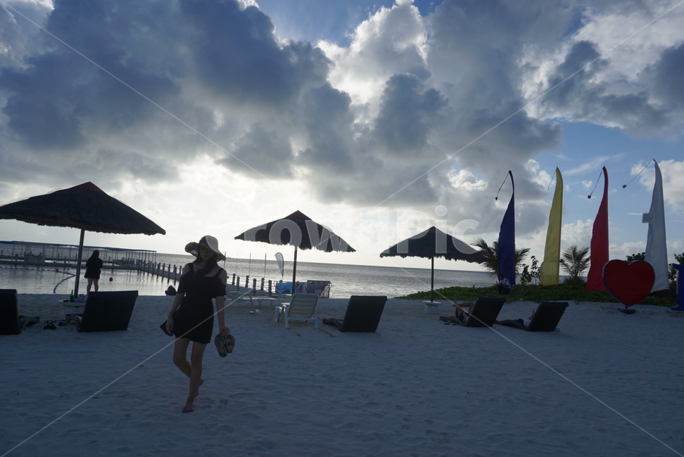 바다,여행,노을,해변,여자,beach,saipan,vacation,여성,사람,lady,trip,사이판,sunset,역광,걷다,비치체어,beachchair,pasasol,마이크로비치,microbeach,휴가,해외여행,원피스,파라솔,휴양지,바닷가,실루엣,저녁,석양,하늘,구름,lonely,쓸쓸한,여름,summer,고독,고독함,외로움,쓸쓸함,모래사장