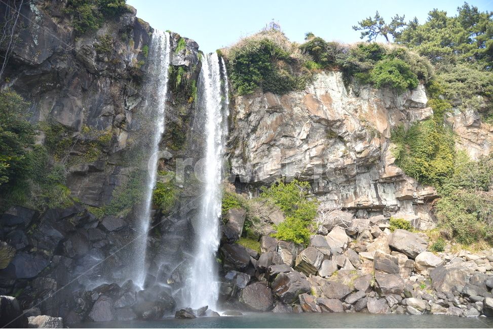 제주도,2월,정방폭포,지질공원,바다,제주문화유산답사,제주가볼만한곳,자연,풍경,nature,landscape,한국자연풍경,한국자연경관,korea nature landscape,제주도,jeju,jeju island,outdoors,옥외,water,물,river,강,waterfall,폭포