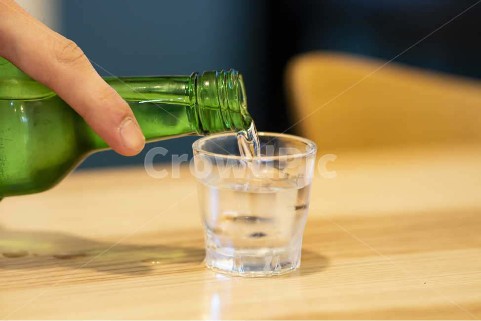 소주,한잔,따르기,시원한,술집,나무테이블,술,주류,알콜,술,주류,alcohol