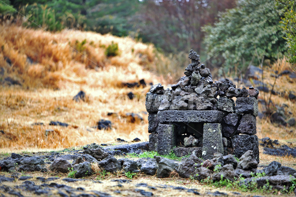 제주도,돌,돌무덤,자연풍경,감성사진,한국전통,한국문화,korean traditional,korean culture,종교,신앙,religion,belief,faith
