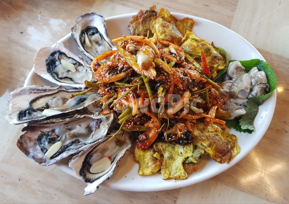 굴전,생굴,굴정식,굴요리,해산물요리,굴무침,굴세트,oysterfried,rawoyster,seafood,한국음식,한국요리,koreanfood,koreanmeal,food