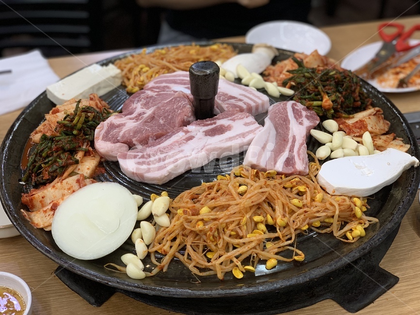 삼겹살,솥,뚜껑,솥뚜겅,식사,콩나물,김치,양파,마늘,아침,점심,저녁,두부,porkbelly,bacon,파김치,고기,목살,beansprouts,meat,meal,garlic,bean,kimchi,porkneck,hungry