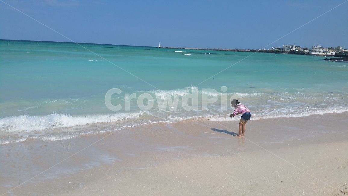 nature,자연,outdoors,옥외,ocean,대양,water,물,sea,바다,shoreline,해안선,human,인간,person,사람,clothing,의류,shorts,반바지,apparel,제주바다,의복,land,제주,협재해변,협재바다,해변,바다,beach,sea