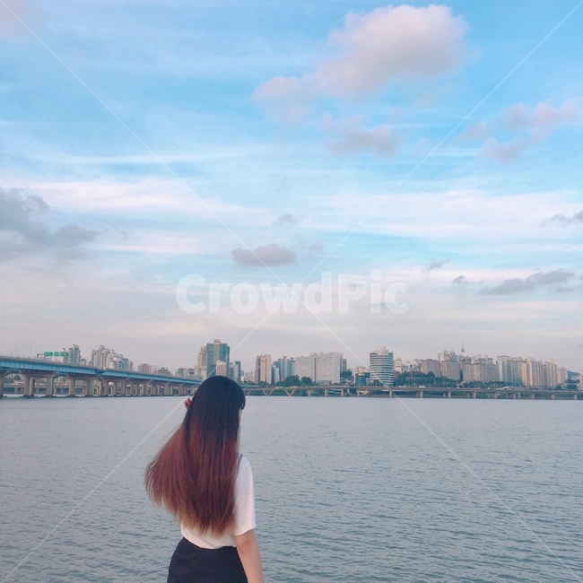 한강,여자,뒷모습,hangang,hanriver,하늘,구름,cloud,sky,자연,풍경,강가,서울풍경,woman,lady,female,girl,소녀,여성,사람,혼자,외로움,쓸쓸함,feeling,감성,alone,인물,human,도시,풍경,city,landscape,한국도시풍경,한국도시경관,korea cityscape,사람,인물,인간,human,person,여성,여자,woman,female,lady,sleeve,소매,apparel,의복,clothing,의류