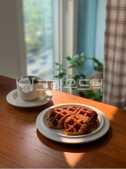 간식,크롤플,원목테이블,테이블,점심,후식,커피,커피잔,접시,와플,coffee,brunch,waffle,브런치,음식,식재료,요리,food,cook,meal,dishes,food reserves,디저트,간식,후식,dessert,snack
