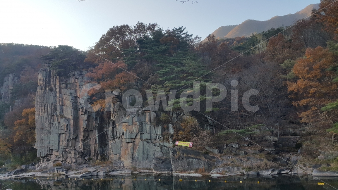 계곡,강,산,나무,절벽,가을,계절,fall,autumn,season,자연,풍경,nature,landscape,한국자연풍경,한국자연경관,korea nature landscape,outdoors,옥외,cliff,낭떠러지,art,미술,painting,그림