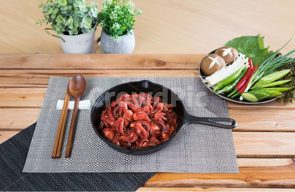 주꾸미,요리,다이어트,매운음식,식기류,건강식,조리법,소면,그릇,테이블,식사,맛있다,먹다,별미,낙지,문어,맵다,짜다,준비,숟가락,식탁,붉다,해산물,바다요리,재료,한국,전통,음식,배고프다,무침,볶음,프라이팬,식당,밥,볶다,젓가락,매콤하다,양념,음식,식재료,요리,food,cook,meal,dishes,food reserves,한식,한국음식,한국요리,korean food,korean dishes,korean meal,korean cook