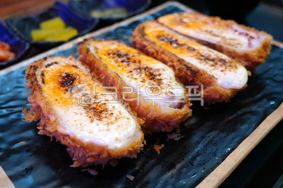 돈가스,돈까스,치즈,체다치즈,모짜렐라,치즈돈까스,음식,식재료,육류,양식,경양식,일식,돈까츠,바삭한,식사,식품,레스토랑,점심,저녁,맛있는,tonkatsu,porkcutlet,cheese,mozzarella,ingredients,meat,westernfood,japanesefood,meal,food,restaurant,lunch,dinner,delicious