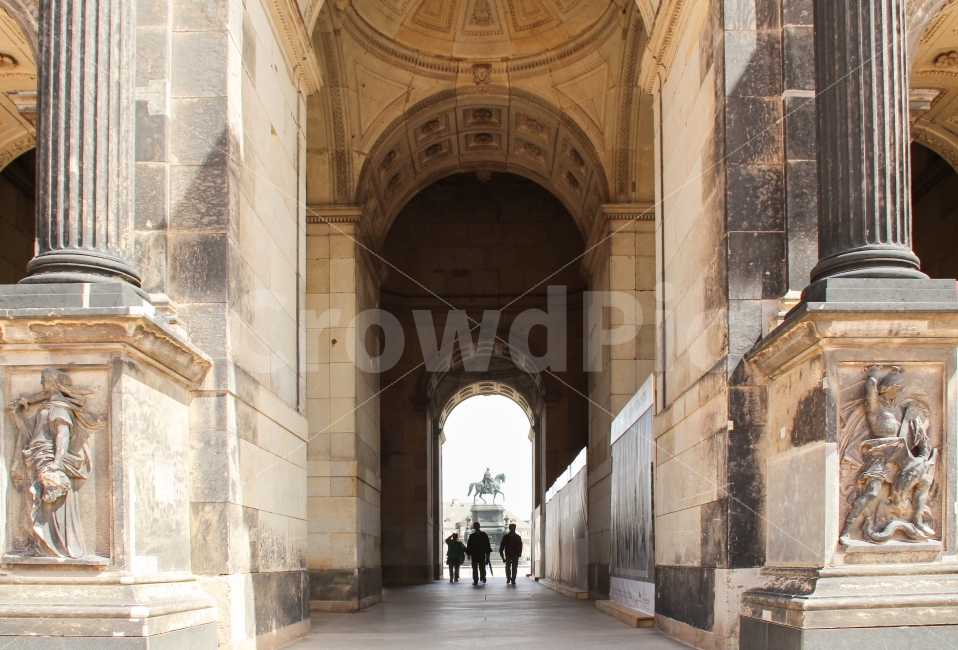 	드레스덴,Dressden,독일,유럽,동유럽,츠빙거궁전,쯔빙거궁전,유적,문화유산,Zwinger,유럽여행,세계여행,파란,하늘,구름,여행지,여행,관광지,관광,건축불,바로크,작센주,유명한,랜드마크,고풍스런,회랑,조각,동상,입구,통로,기둥,건축물,건물외관,exterior,building,structure,architecture,construction,해외,외국,세계,foreign,oversea,world,랜드마크,landmark,tourist attraction
