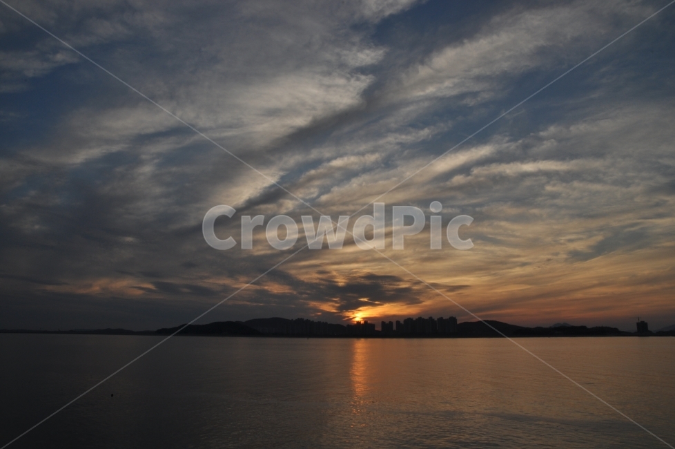 노을,바다,석양,구름,해질녘,지평선,매직아워,반영,태양,해,저녁,sunset,cloud,magichour,horizon,sun,자연,풍경,nature,landscape,outdoors,옥외,일몰,dawn,새벽,red sky,붉은 하늘,sky,하늘,dusk,황혼