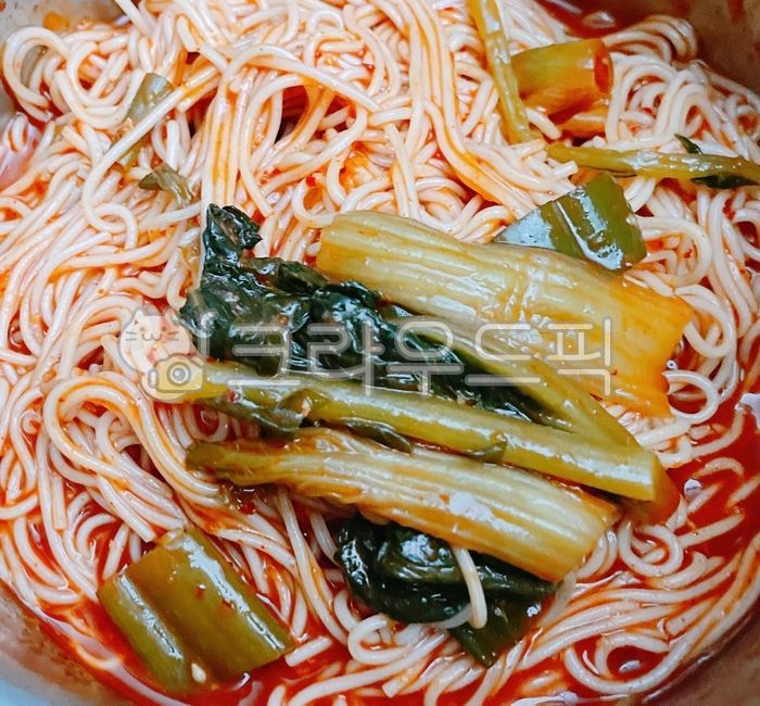 열무비빔국수,얼갈이비빔국수,김치비빔국수,열무얼갈이비빔국수,김치,얼갈이김치,열무김치,열무얼갈이김치,비빔면,면,면류,비빔,양념,음식,요리,식사,식재료,food,dish,cook,meal