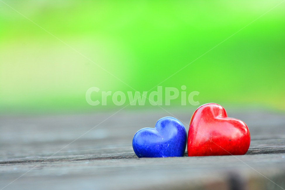 한쌍,파랑색,둘,연인,약속,two,하트,사랑,마음,heart,love,가슴,감정,빨강색,레드,접사,마크로,클로즈업,러브,캐릭터,아이콘,상징,표시,형상,감성,분위기,emotional,sensible,올드,우드,나무,불변,영원,forevermore,eternity,permanent,everlasting,감정표현,기분,feeling,emotion