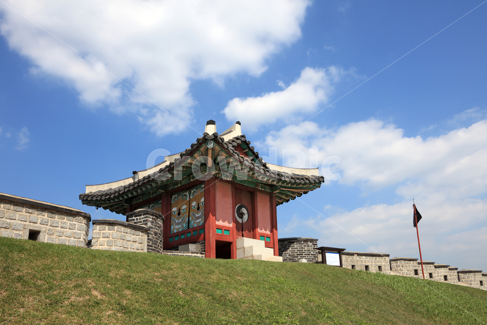 수원화성,수원성,수원,화성,문화재,사적,풍경,성,누각,망루,정자,건축,건축물,건물,전통건축,전통건축물,유적,유적지,성곽,포루,명소,하늘,구름,배경,백그라운드,잔디,언덕,역사,수원시,경기도,한국,한국전통,한국문화,korean traditional,korean culture,랜드마크,landmark,tourist attraction,한국랜드마크,한국관광지,한국명소,korea landmark,korea tourist attraction,건축물,건물외관,exterior,building,structure,architecture,construction