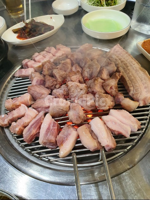 소금구이,고기,삼겹살,불판,고기구이,목살,돼지고기