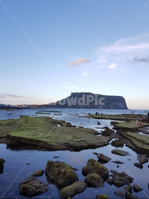 광치기해변,해변,바다,제주도,하늘,노을,제주,jeju,sea,sky,여름,여름휴가,성산,구름,자연,풍경,nature,landscape,한국자연풍경,한국자연경관,korea nature landscape,outdoors,옥외,land,땅,promontory,곶,water,물,ocean,대양,shoreline,해안선