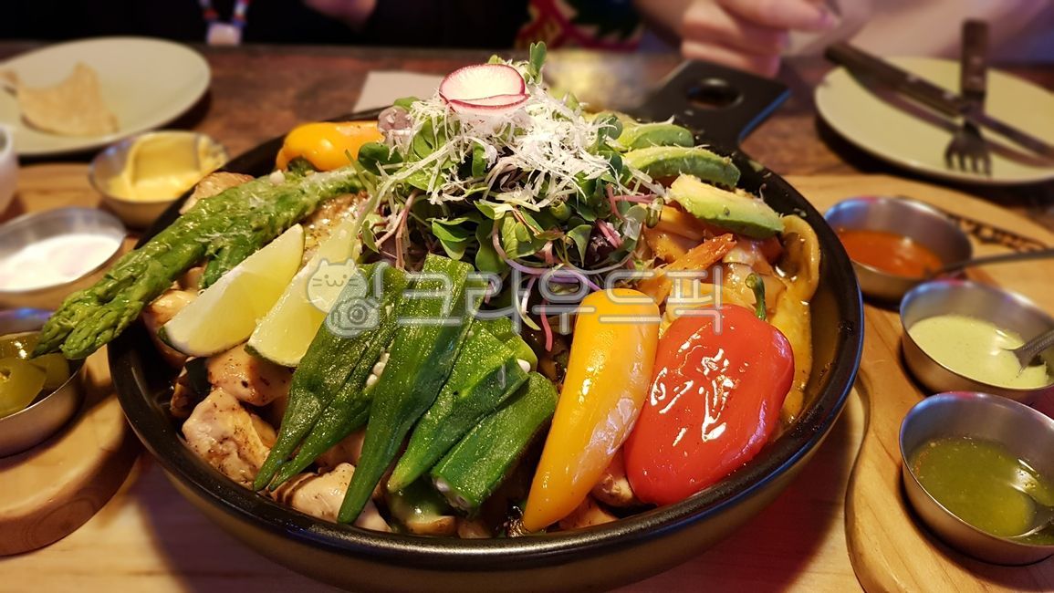 멕시코음식,레스토랑,퀘사디아,타코,샐러드,스테이크,외식