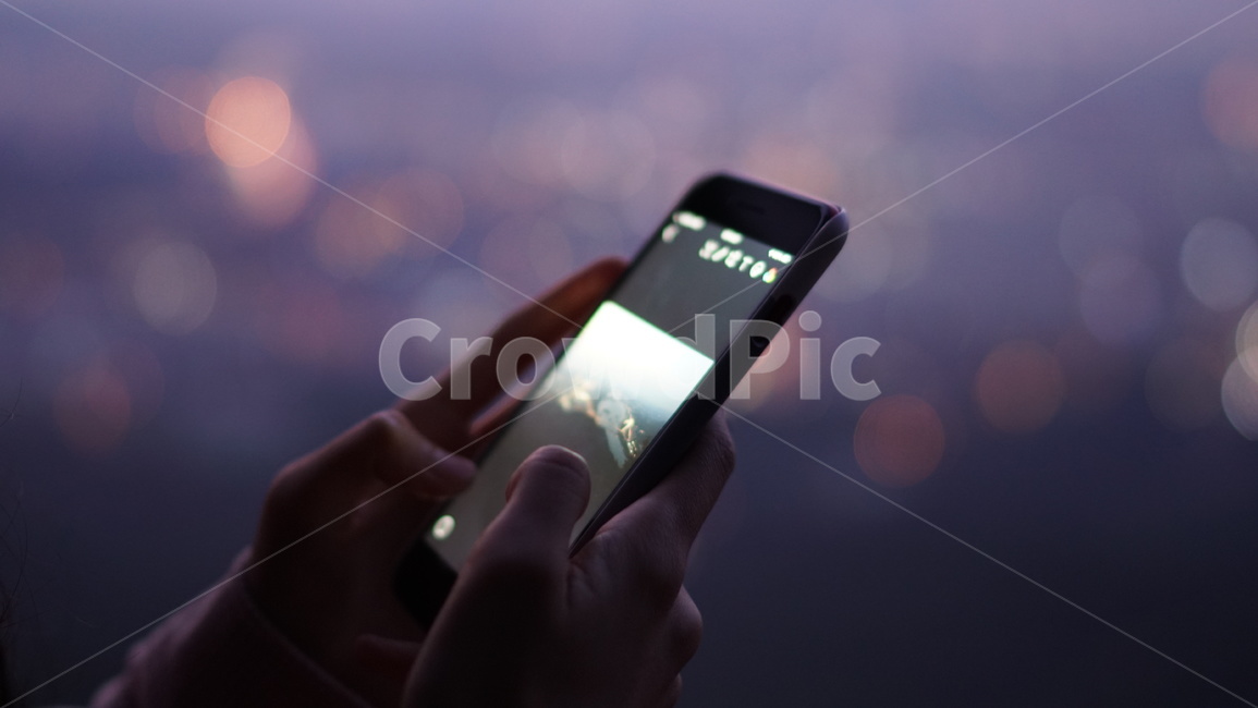 phone,전화,mobilephone,electronics,전자제품,cellphone,휴대전화,person,사람,human,인간,손,보케,야경,감성,sensible,feeling,정보통신기술,전자기기,전자제품,it,information,technology,electronic equipment