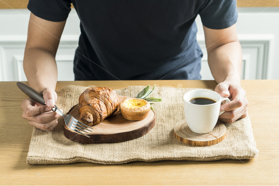 식사,음식,빵,브레드,주방,쿠킹,meal,bread,아침,런치,베이커리,부엌,식탁,food,밀가루음식,테이블웨어,나무,원목,wood,손,남자,hand,커피,coffee,morning,건강,웰빙,사람,인물,인간,human,person,신체일부,몸,body,음식,식재료,요리,food,cook,meal,dishes,food reserves,빵,bread,연출,컨셉,콘셉,direction,concept