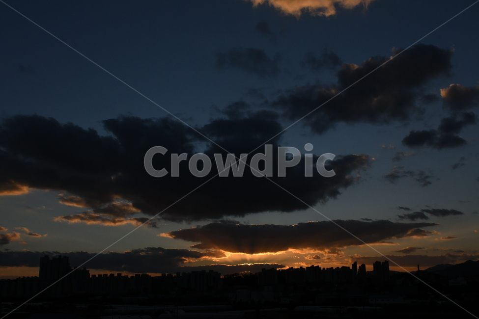 석양,햇살,빗가림,노을,아파트,도시,산,구름,풍경,도시,풍경,city,landscape,nature,자연,outdoors,옥외,sky,하늘,dawn,새벽,red sky,붉은 하늘,dusk,황혼,sunset,일몰,sunlight,햇빛