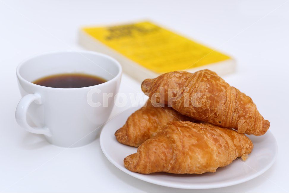 커피,빵,아침식사,컵,커피잔,다이어트,간편한,신선한,점심,점심식사,식사,현대,아침,접시,휴식,상쾌한,간단한,공간,오피스,브런치,하얀,흰,흰색,배경,백그라운드,여백,간식,여유,오브젝트,블랙커피,아메리카노,음식,책,도서,생활,음식,식재료,요리,food,cook,meal,dishes,food reserves,빵,bread,디저트,간식,후식,dessert,snack,커피,카페,coffee,cafe