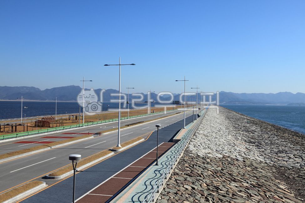 line,seawall,sea,space,mountain,road,street,Saemangeum,block,reclaimed land,floor,highway,lane,traffic,Korea,sky,sidewalk,guard rail,nature,island,Saemangeum seawall,coastal road,Saemangeum reclaimed land,asphalt,floor background,coast,sidewalk block,stre