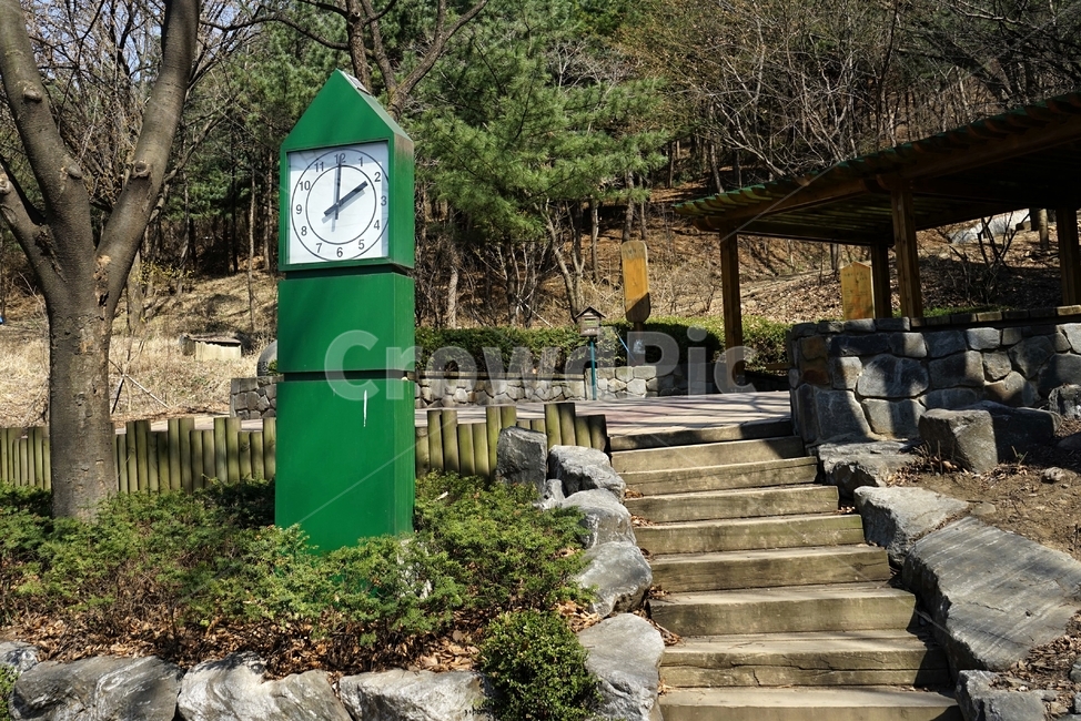 시계탑,공원,계단,나무,녹색,시계,시간,약속,만남,appointment,time,clock,clocktower,stairs,green,trees,meet,자연,풍경,nature,landscape,조각상,동상,석상,조형물,statue,bronze statue,stone statue
