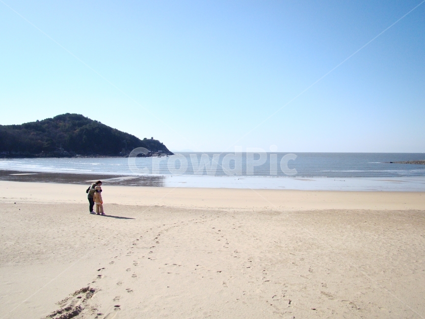 감성,바다,가족,자연,배경,겨울바다,섬,제주도,모녀,해변,바다,beach,sea,사람,인물,인간,human,person,가족,패밀리,family,여행,휴가,traveling,vacation,trip