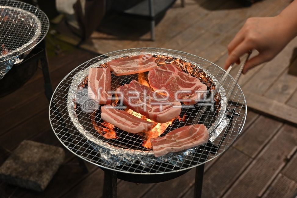 돼지고기,돼지,바베큐,그릴,불판,육류,고기,구이,고기집,캠핑,외식,음식점,음식,맛있는,요리,식재료,food,cook,meal,dishes,meat,pig,삼겹살,목살