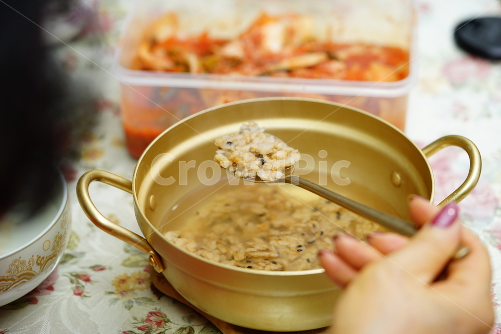 한식,숭늉,누룽지,온기,집밥,집,식사,숟가락,냄비,일상,일상사진,저녁,간식,한국,전통,김치,먹방,음식,식재료,요리,food,cook,meal,dishes,food reserves,한식,한국음식,한국요리,korean food,korean dishes,korean meal,korean cook