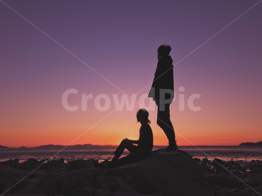 노을,연인,두사람,해변,실루엣,역광,황혼,해안가,갯가,하늘,풍경,바위,수평선,해변,바다,beach,sea,사람,인물,인간,human,person,연인,커플,사랑,lover,couple,인물실루엣,사람실루엣,character silhouette,human silhouette,여행,휴가,traveling,vacation,trip,감성,sensible,feeling,silhouette,standing,서 있는