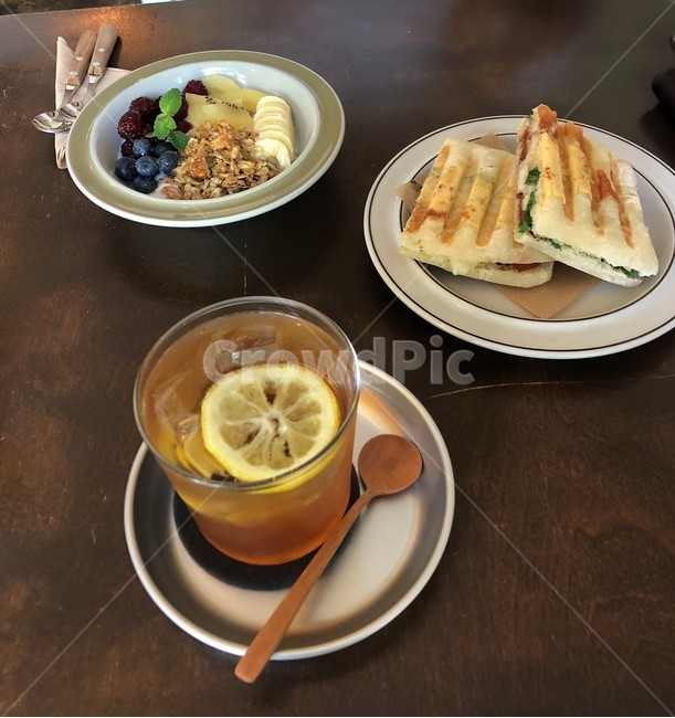아이스티,샌드위치,요거트,브런치,아침식사,주방,인테리어,그릇,접시,유리컵,커트러리