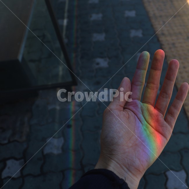 무지개,빛,손,보도블럭,감성,버스정류장,낮,rainbow,hand,알록달록,색채