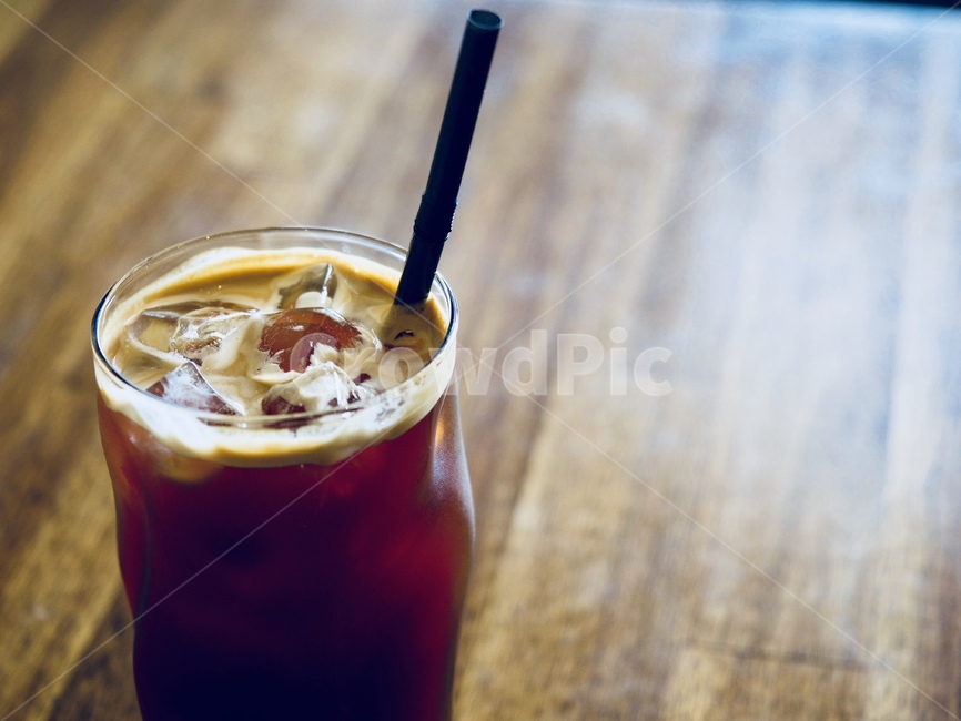 커피,아이스커피,아이스아메리카노,아메리카노,시원한음료,음료,여름음료,빨대,얼음,카페,크레마,컵,유리컵,배경,블랙커피,커피,카페,coffee,cafe