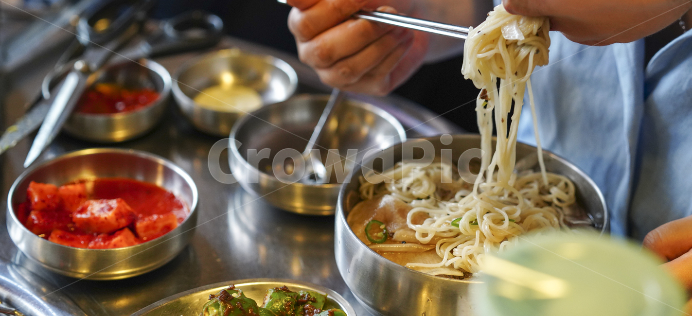 국수,면,대접,사발,먹거리,음식,요리,후식,한식,사람,인간,human,person,식품,noodle,누들,음식,식재료,요리,food,cook,meal,dishes,food reserves,면류,면요리,noodles,한식,한국음식,한국요리,korean food,korean dishes,korean meal,korean cook
